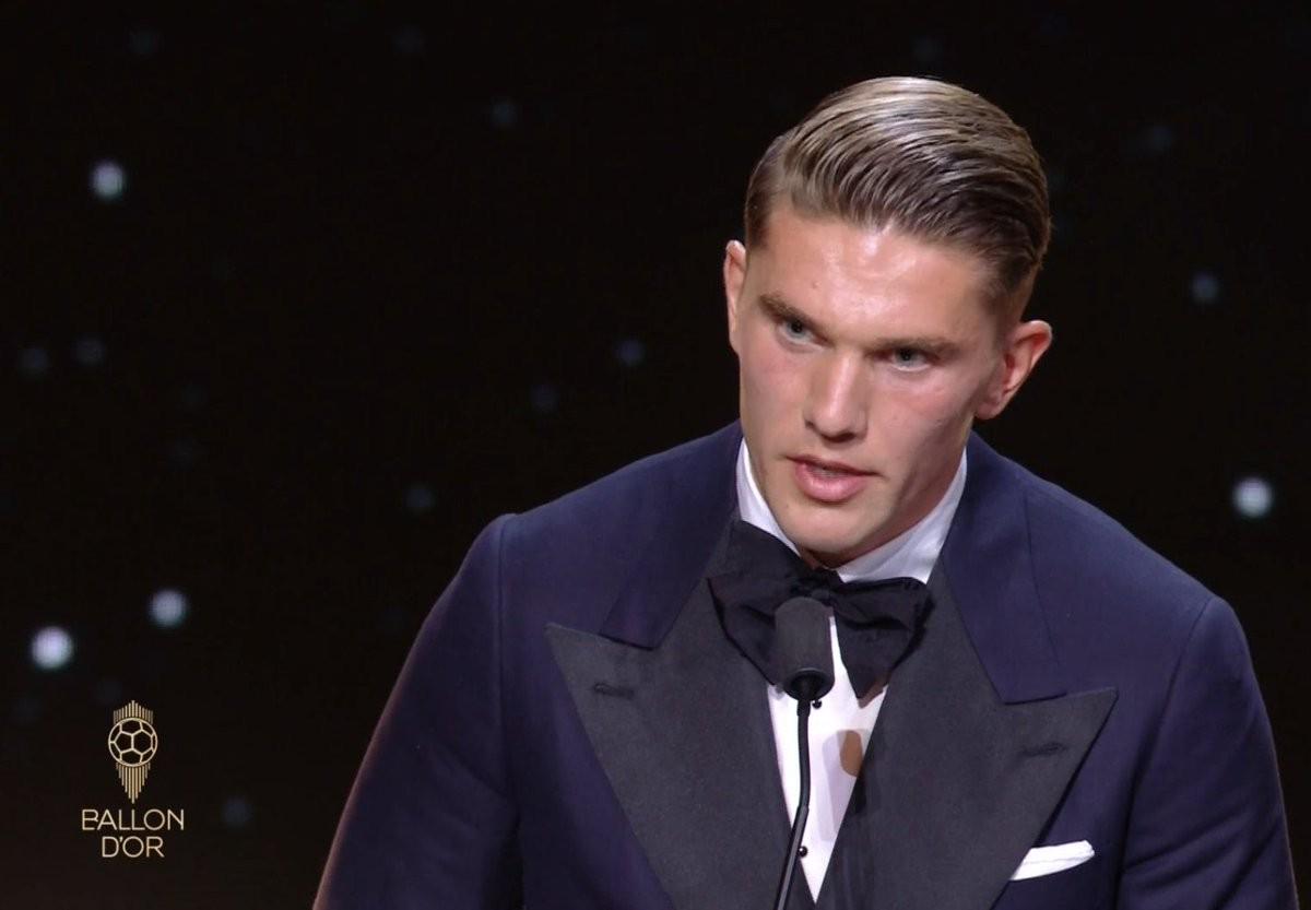 ue, 请我来到这 ue, 请我来到这