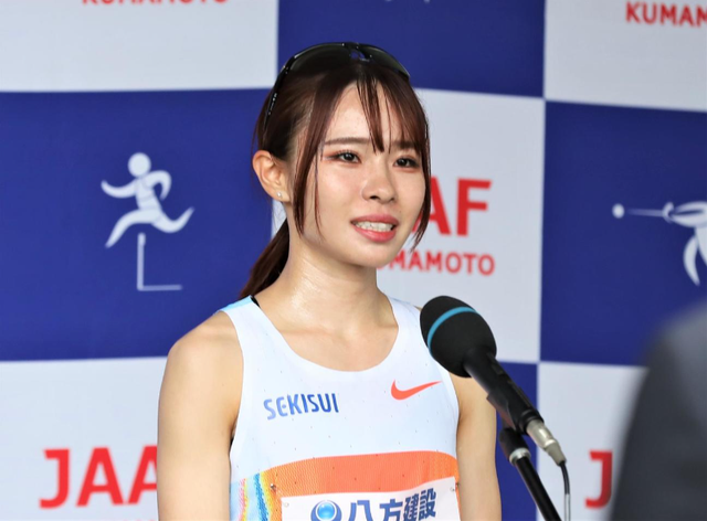 东京田径世, 左手背在身 东京田径世, 左手背在身