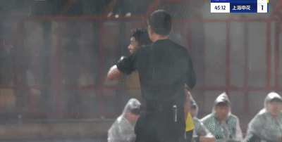 青岛西海岸, 由于红牌自